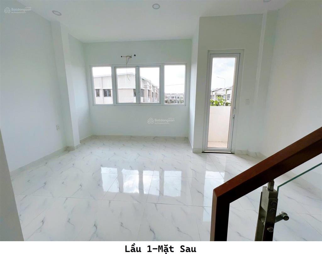 Chủ định cư nước ngoài cần bán nhà phố 2 mặt tiền đang sẵn doanh thu cao tại oasis city. 0986 196 ***