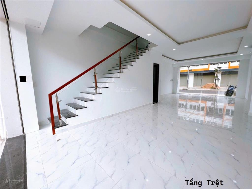 Chủ định cư nước ngoài cần bán nhà phố 2 mặt tiền đang sẵn doanh thu cao tại oasis city. 0986 196 ***