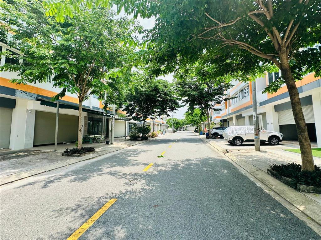 Chủ định cư nước ngoài cần bán nhà phố 2 mặt tiền đang sẵn doanh thu cao tại oasis city. 0986 196 ***