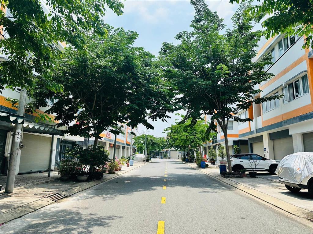 Chủ định cư nước ngoài cần bán nhà phố 2 mặt tiền đang sẵn doanh thu cao tại oasis city. 0986 196 ***