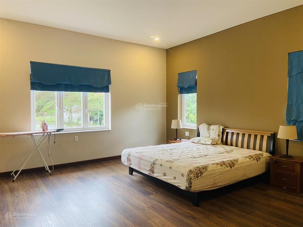 Cho thuê biệt thự đơn lập kế công viên đẹp, có 5 phòng ngủ tại oasis 1, vsip1, bình dương