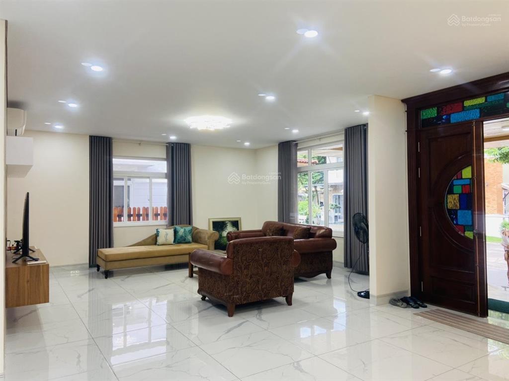 Cho thuê biệt thự đơn lập kế công viên đẹp, có 5 phòng ngủ tại oasis 1, vsip1, bình dương