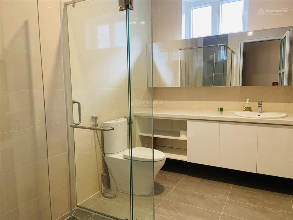 Cho thuê biệt thự đơn lập kế công viên đẹp, có 5 phòng ngủ tại oasis 1, vsip1, bình dương