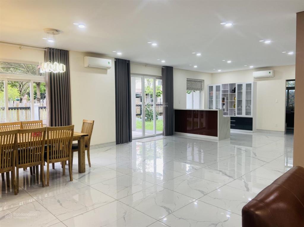 Cho thuê biệt thự đơn lập kế công viên đẹp, có 5 phòng ngủ tại oasis 1, vsip1, bình dương