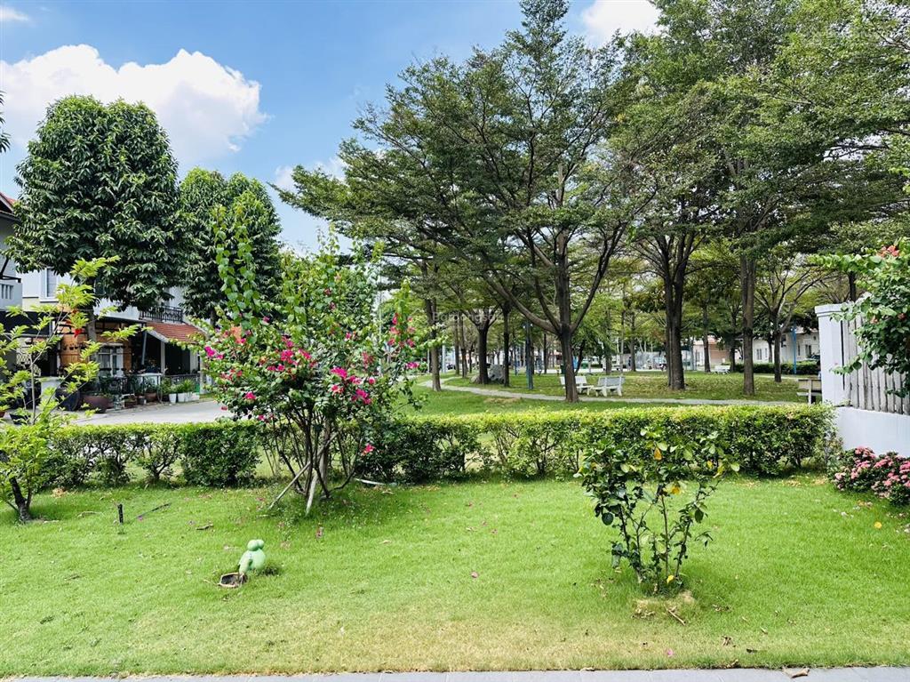 Cho thuê biệt thự đơn lập kế công viên đẹp, có 5 phòng ngủ tại oasis 1, vsip1, bình dương