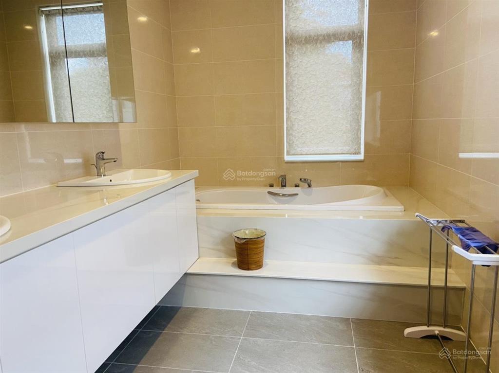 Cho thuê biệt thự đơn lập kế công viên đẹp, có 5 phòng ngủ tại oasis 1, vsip1, bình dương