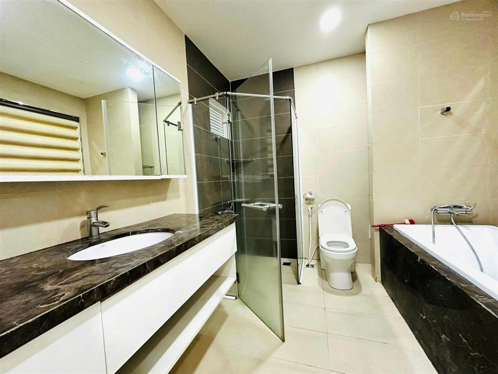 Cho thuê biệt thự đẹp có 4 phòng ngủ, nhà vệ sinh riêng ở khu an ninh kế siêu thị aeon mall bd