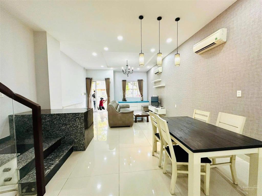 Cho thuê biệt thự đẹp có 4 phòng ngủ, nhà vệ sinh riêng ở khu an ninh kế siêu thị aeon mall bd