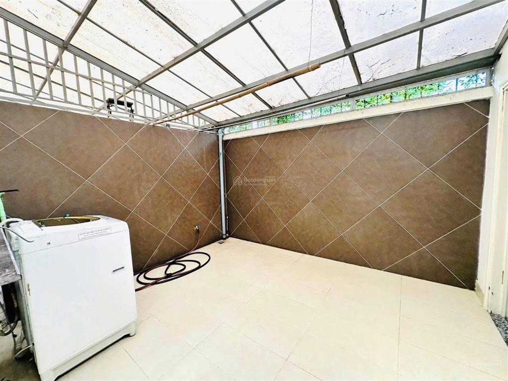 Cho thuê biệt thự đẹp có 4 phòng ngủ, nhà vệ sinh riêng ở khu an ninh kế siêu thị aeon mall bd