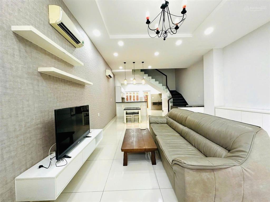 Cho thuê biệt thự đẹp có 4 phòng ngủ, nhà vệ sinh riêng ở khu an ninh kế siêu thị aeon mall bd