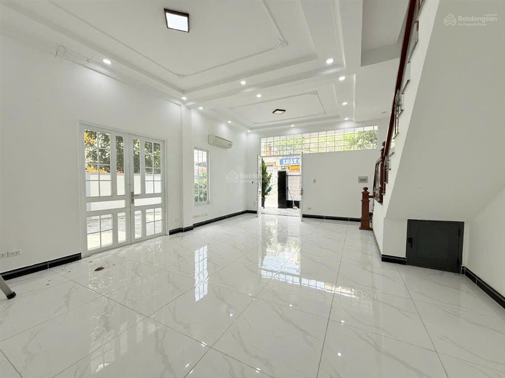Chính chủ cần bán nhà phố đẹp đường d35, cách đường d33, kdc việt sing chỉ vài bước chân