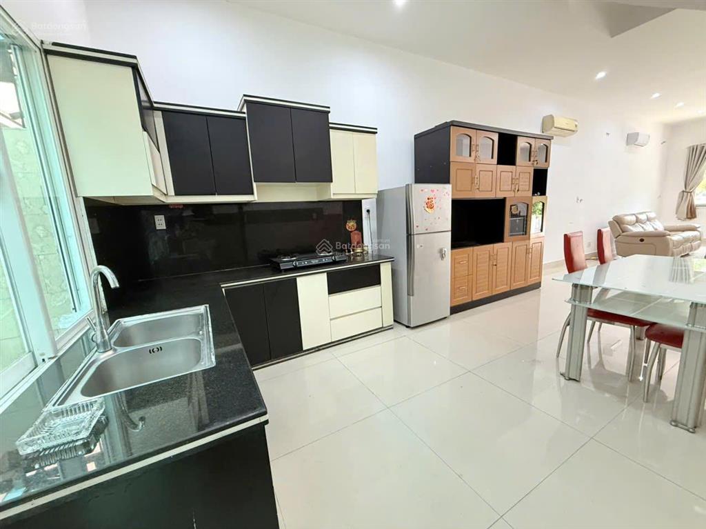 Cho thuê biệt thự có 4 phòng ngủ đầy đủ nội thất giá 17 triệu tại oasis, vsip1, thuận an