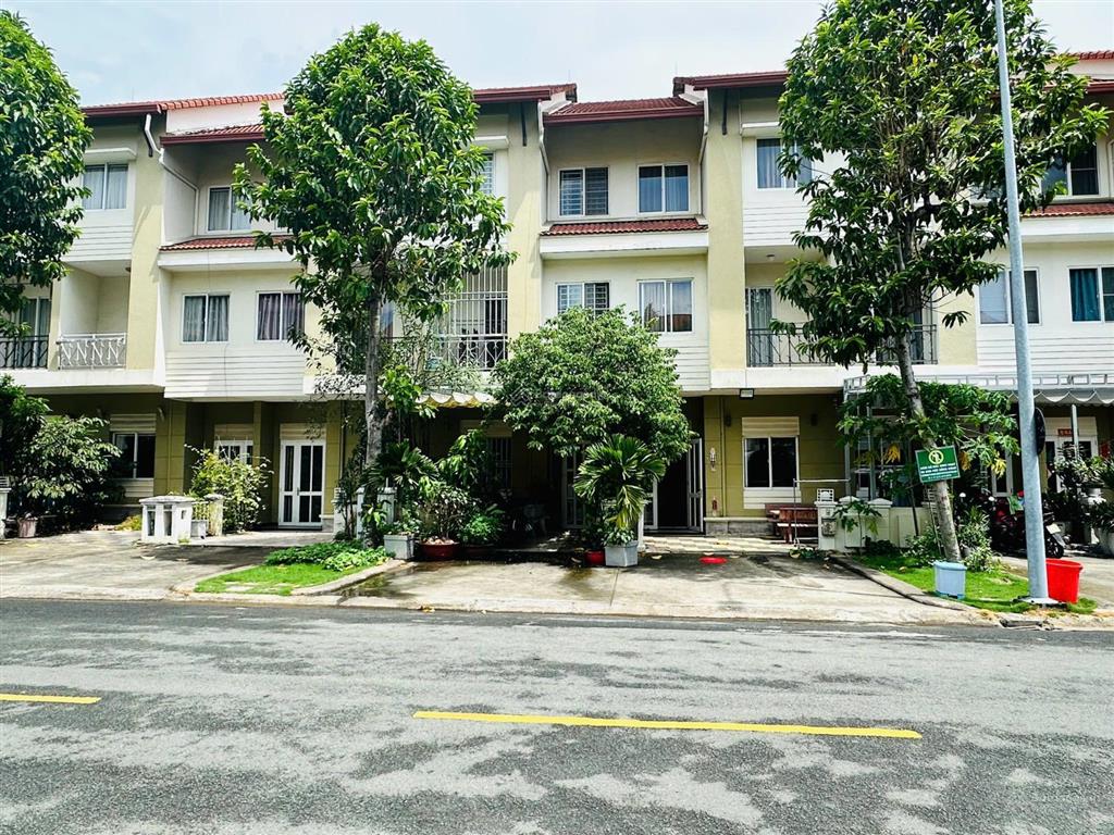 Cho thuê biệt thự có 4 phòng ngủ đầy đủ nội thất giá 17 triệu tại oasis, vsip1, thuận an