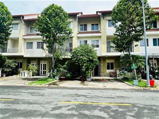 Cho thuê biệt thự có 4 phòng ngủ đầy đủ nội thất giá 17 triệu tại oasis, vsip1, thuận an