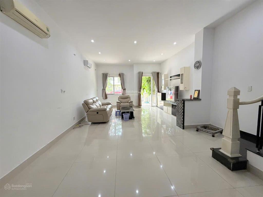 Cho thuê biệt thự có 4 phòng ngủ đầy đủ nội thất giá 17 triệu tại oasis, vsip1, thuận an