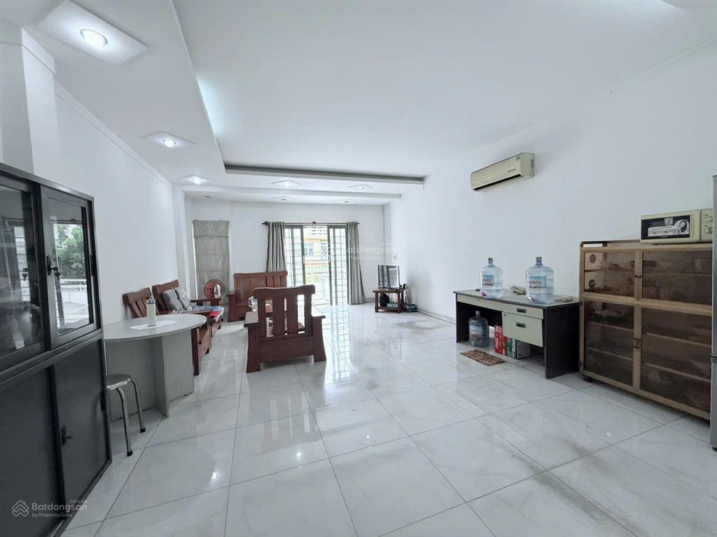 Chủ định cư nước ngoài cần bán nhà phố 150m2 đang cho thuê 23 triệu/tháng tại đường d11, vsip 1
