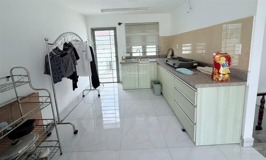 Chủ định cư nước ngoài cần bán nhà phố 150m2 đang cho thuê 23 triệu/tháng tại đường d11, vsip 1