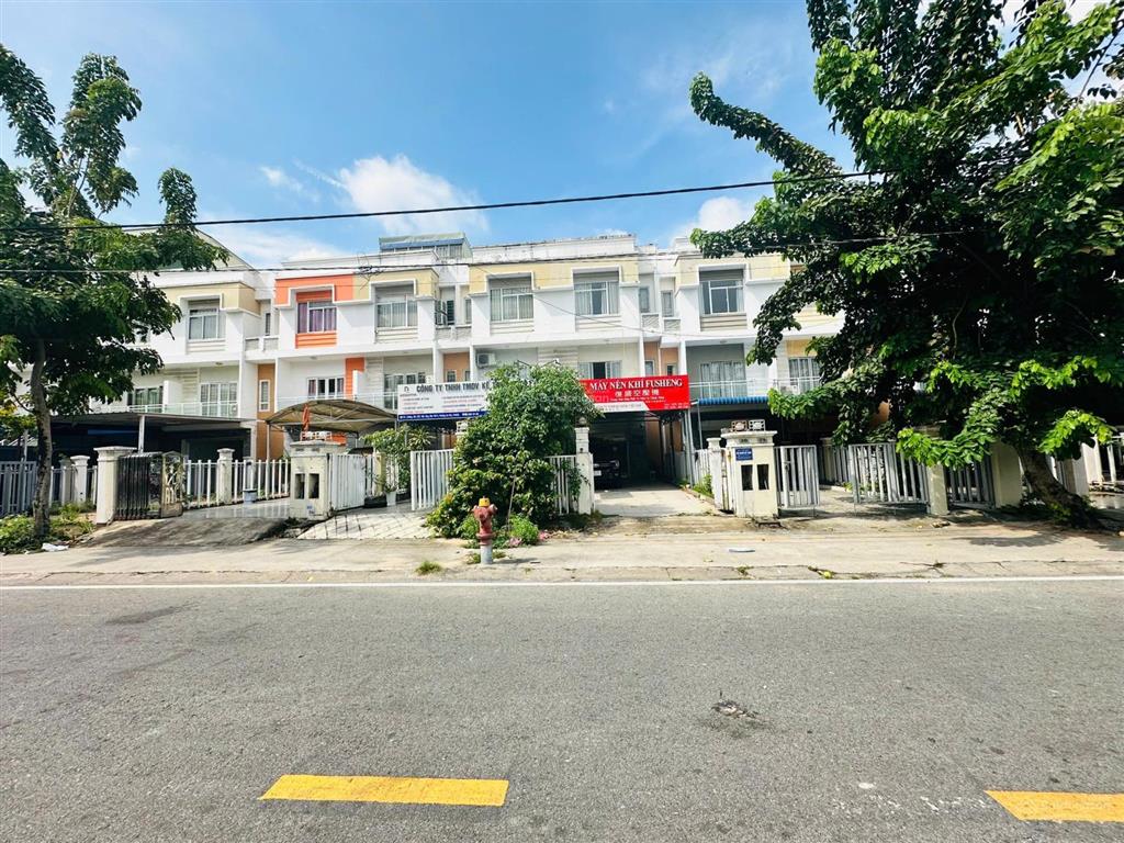 Chủ định cư nước ngoài cần bán nhà phố 150m2 đang cho thuê 23 triệu/tháng tại đường d11, vsip 1
