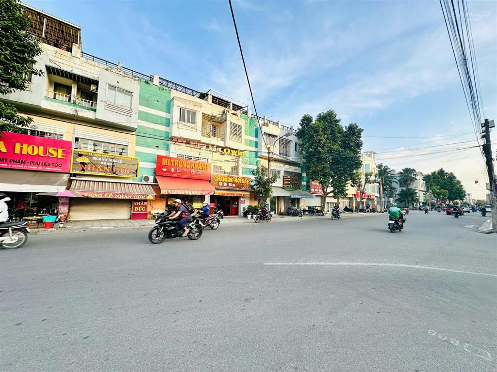 Chủ kẹt tiền cần bán gấp nhà phố 3 tầng giá chỉ 6,8 tỷ tại đường d33, kdc việt sing, thuận an