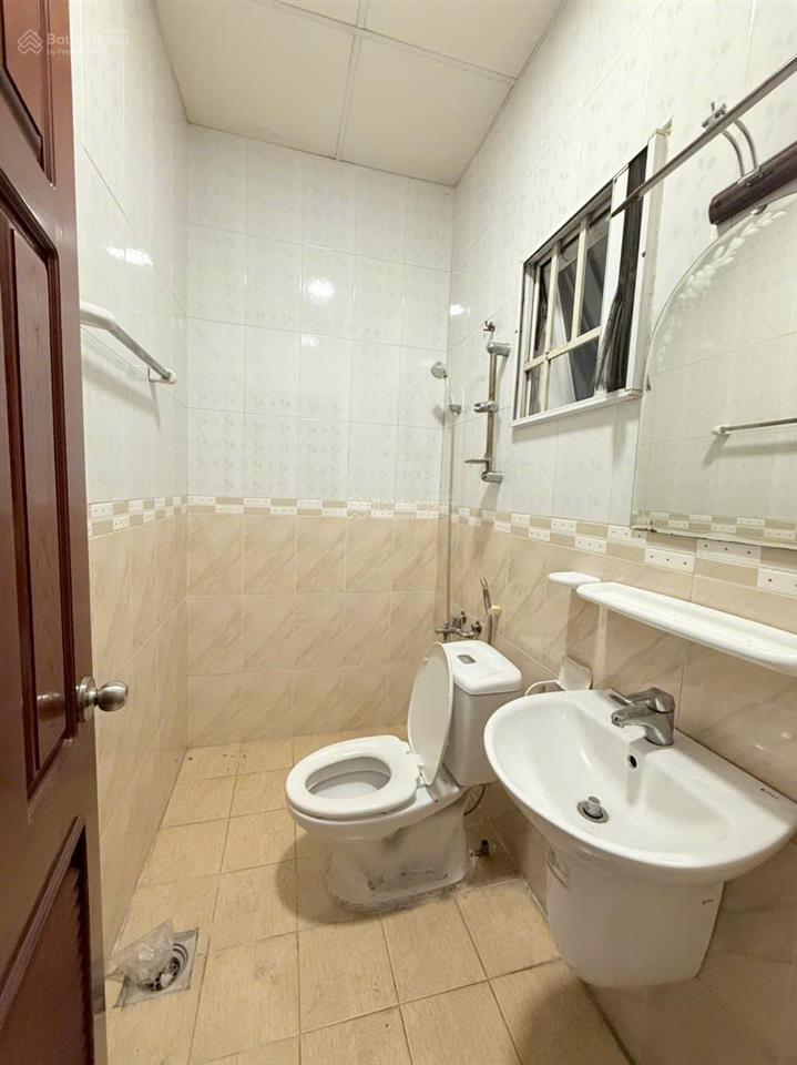 Chủ kẹt tiền cần bán gấp nhà phố 3 tầng giá chỉ 6,8 tỷ tại đường d33, kdc việt sing, thuận an