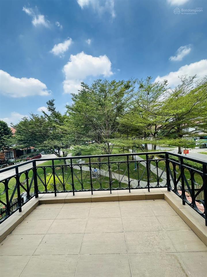 Cho thuê biệt thự góc đẳng cấp, siêu đẹp đối diện công viên tại oasis kế siêu thị aeon mall bd