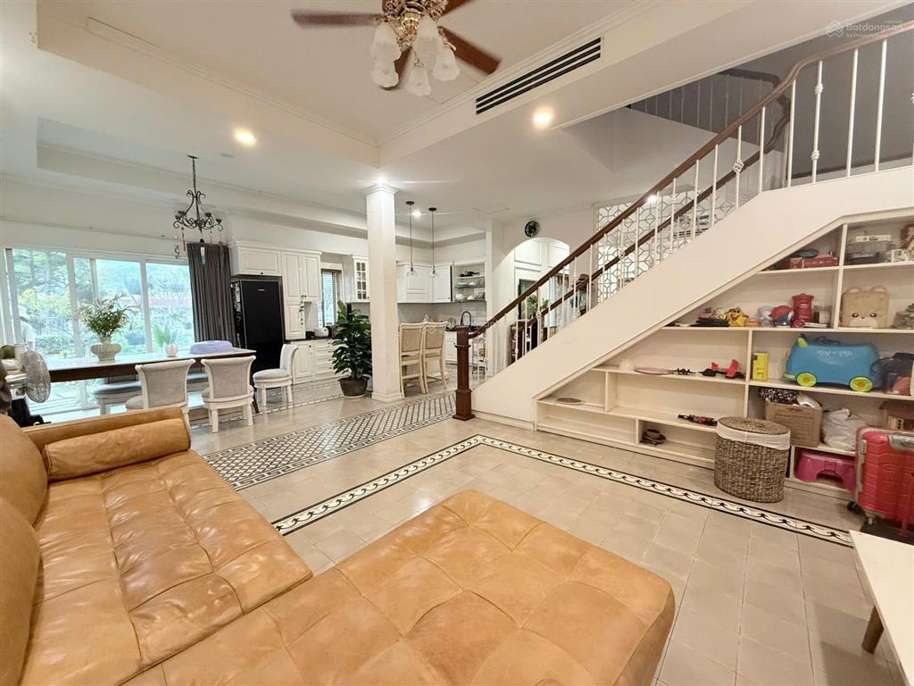 Cho thuê biệt thự góc đẳng cấp, siêu đẹp đối diện công viên tại oasis kế siêu thị aeon mall bd