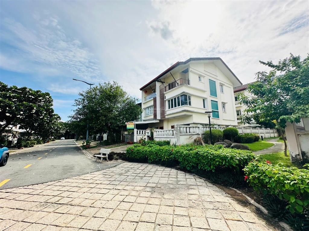 Chính chủ gửi bán căn biệt thự góc giá đầu tư gần hồ bơi khu đô thị sinh thái ecolakes mỹ phước