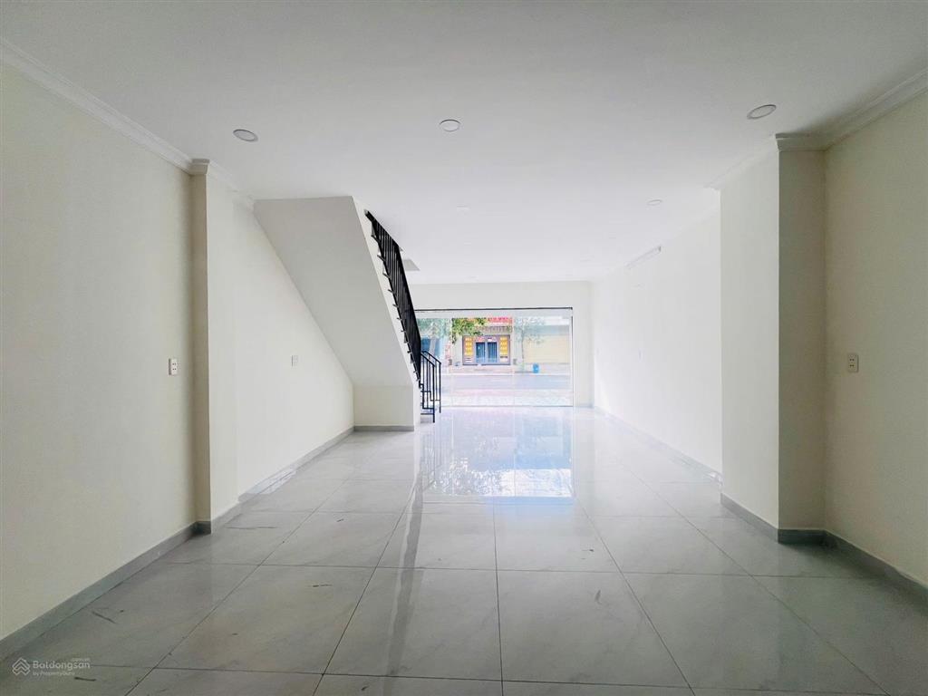 Chủ kẹt tiền cần bán gấp nhà phố hoàn thiện sẵn ngay mặt đường lớn d4s oasis city