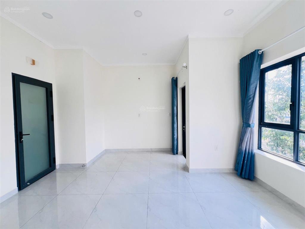 Chủ kẹt tiền cần bán gấp nhà phố hoàn thiện sẵn ngay mặt đường lớn d4s oasis city