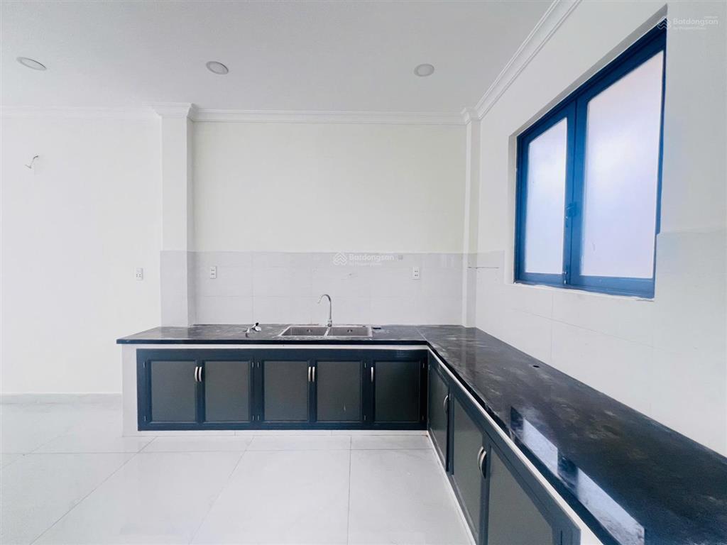 Chủ kẹt tiền cần bán gấp nhà phố hoàn thiện sẵn ngay mặt đường lớn d4s oasis city