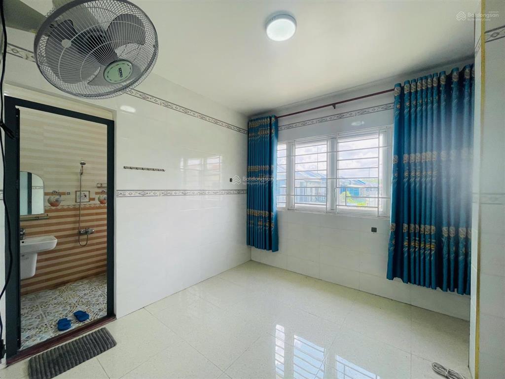 Hạ giá bán căn nhà phố 3 tầng 2 mặt tiền ngay trục chính khu đô thị oasis city
