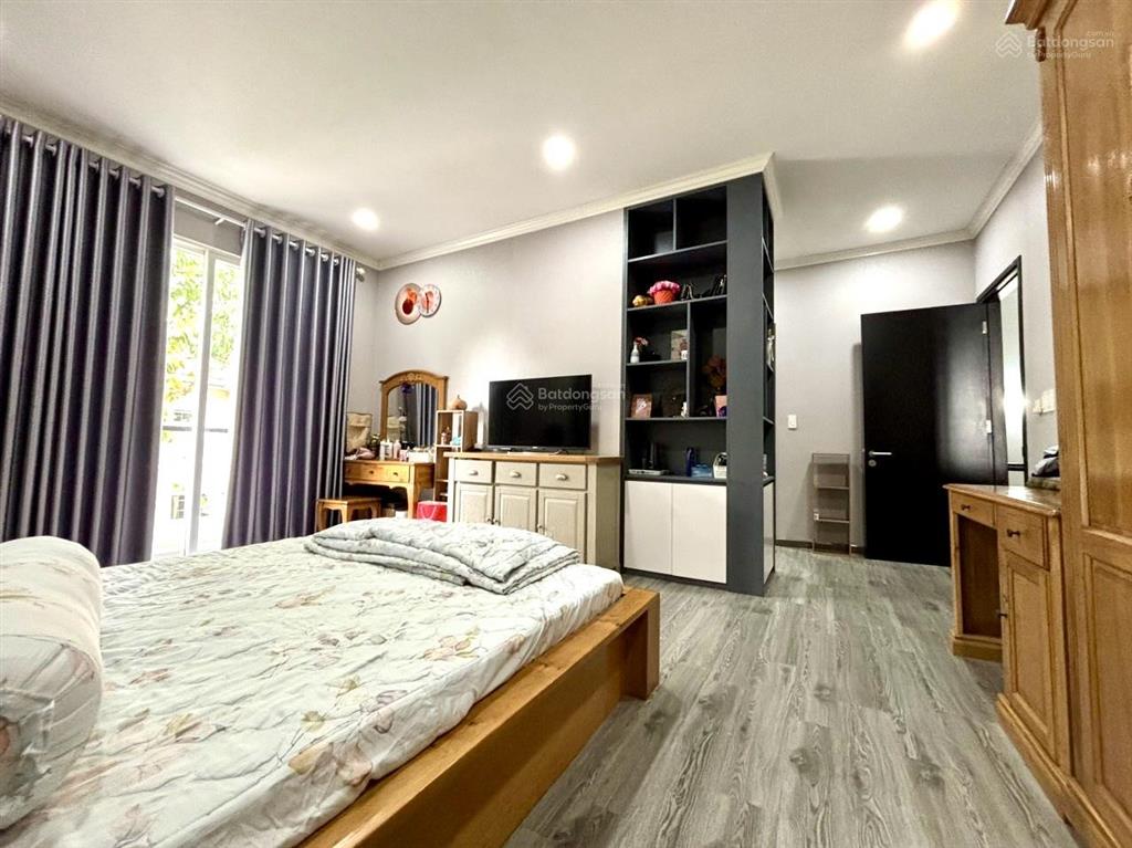 Bán biệt thự song lập ngang 10m x 18,5m, đang sẵn doanh thu gần 26 triệu kế siêu thị aeon mall bd