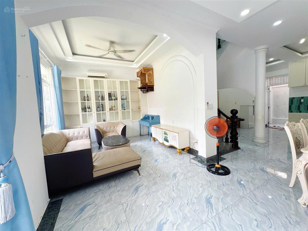 Cho thuê nhà mới, đẹp có 4 phòng ngủ đều có nhà vệ sinh riêng tại oasis, vsip 1.  0986 196 ***