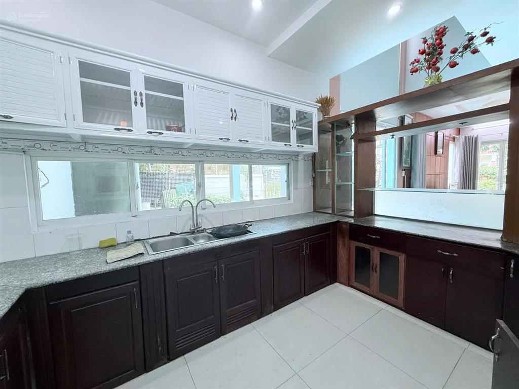 Cho thuê biệt thự ngang 14mx18,5 có 4 phòng ngủ, đầy đủ nội thất kế siệu thị aeon mall bd