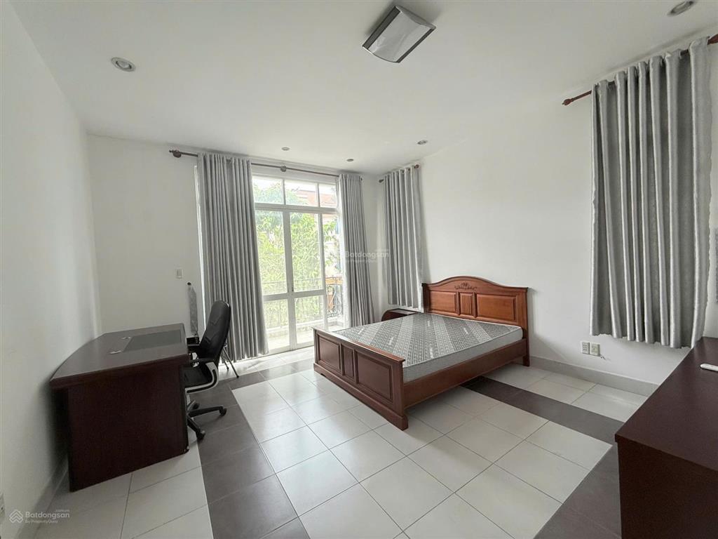Cho thuê biệt thự có 4 phòng ngủ diện tích bằng nhau, đều có nhà vệ sing riêng tại oasis 1, vsip 1