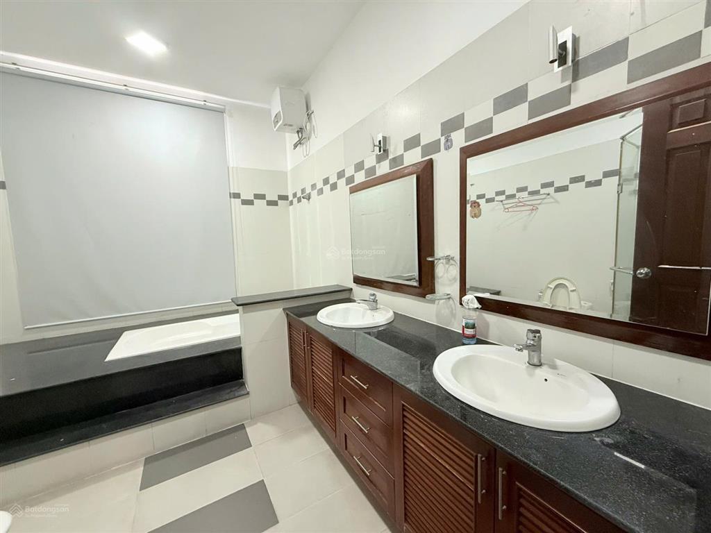 Cho thuê biệt thự có 4 phòng ngủ diện tích bằng nhau, đều có nhà vệ sing riêng tại oasis 1, vsip 1