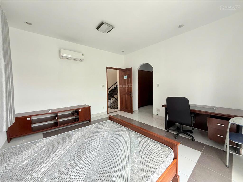 Cho thuê biệt thự có 4 phòng ngủ diện tích bằng nhau, đều có nhà vệ sing riêng tại oasis 1, vsip 1