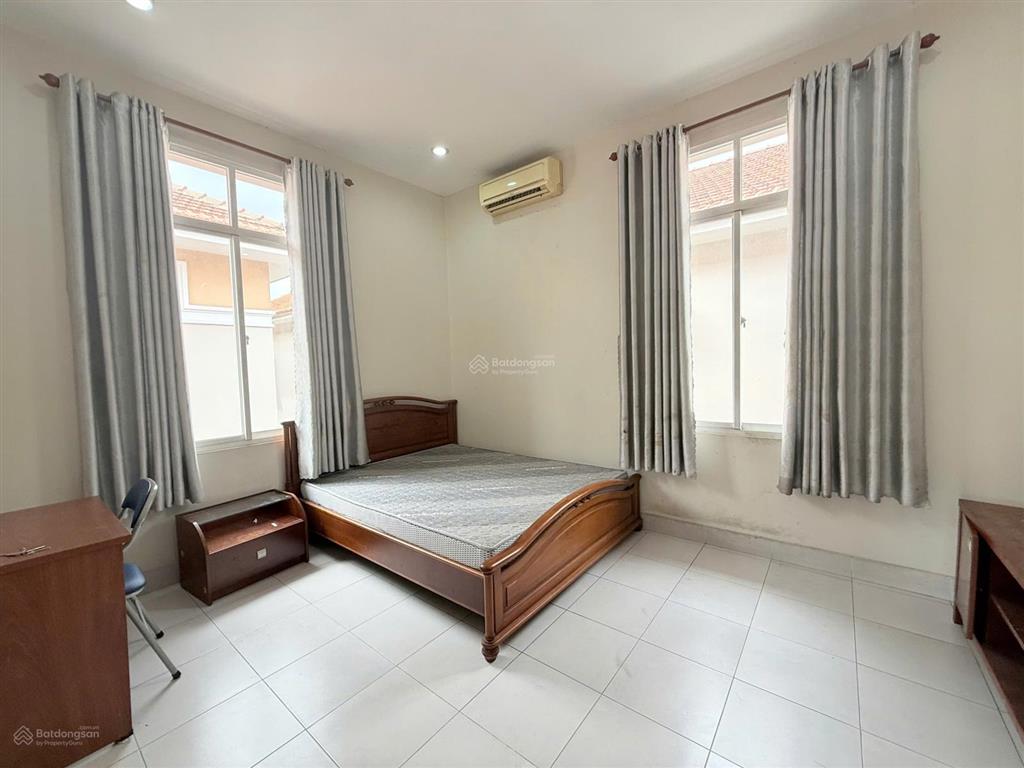 Cho thuê biệt thự có 4 phòng ngủ diện tích bằng nhau, đều có nhà vệ sing riêng tại oasis 1, vsip 1