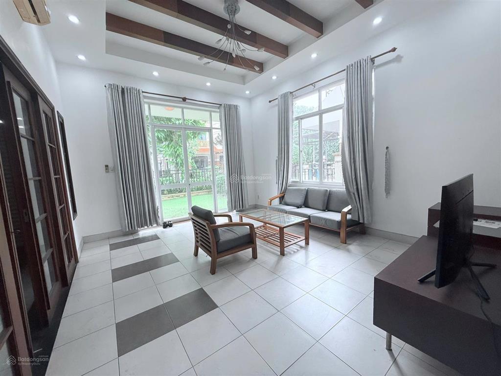 Cho thuê biệt thự có 4 phòng ngủ diện tích bằng nhau, đều có nhà vệ sing riêng tại oasis 1, vsip 1