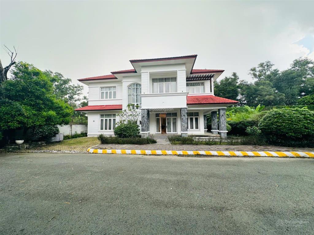 Cho thuê biệt thự đơn lập cao cấp 5 phòng ngủ sát sân golf sông bé, đối diện aeon mall bình dương