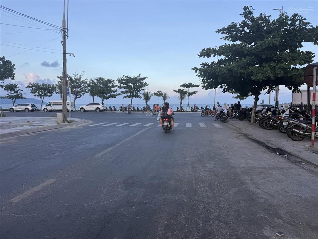 Giảm cắt lỗ 1 tỷ bán nhà 2 tầng 100m lô góc 2 mặt tiền sát biển mân thái giá chỉ 6.5 tỷ