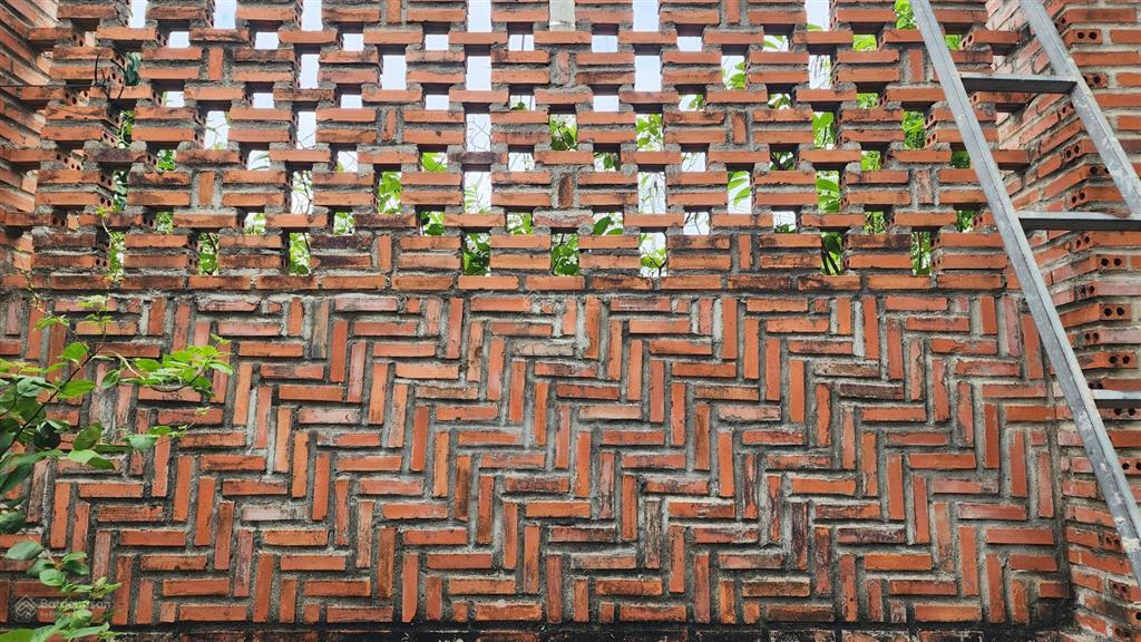 Cần bán nhà vườn có 200m2 thổ cư. hiện đang trồng chanh có thu hoạch. cách chợ trường học 500m