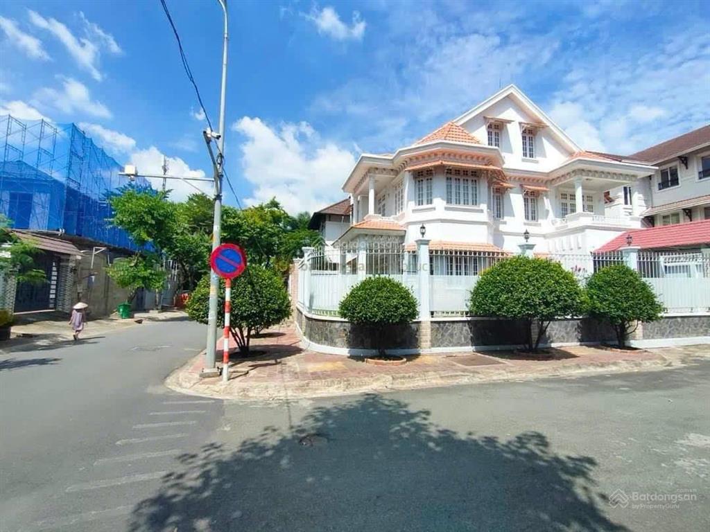 Chính chủ bán biệt thự 2mt compound fideco thảo điền, q2, dt (18x22m)368m² trệt 2 lầu. giá 89 tỷ.