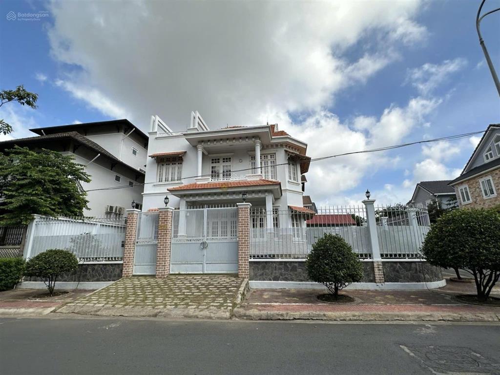 Chính chủ bán biệt thự 2mt compound fideco thảo điền, q2, dt (18x22m)368m² trệt 2 lầu. giá 89 tỷ.
