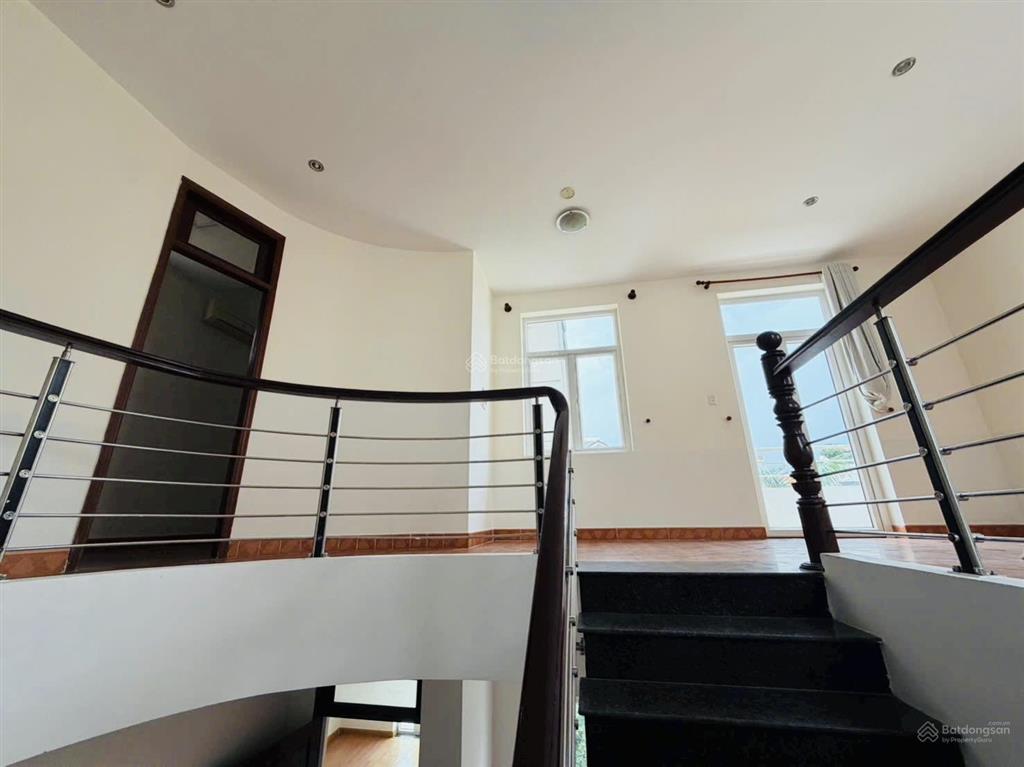 Cho thuê villa sân vườn hồ bơi 215 nguyễn văn hưởng  thảo điền, q2. dt 15x26m giá  70triệu/tháng