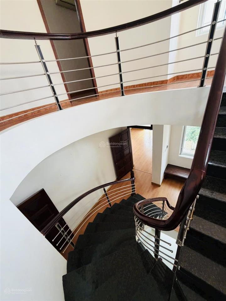 Cho thuê villa sân vườn hồ bơi 215 nguyễn văn hưởng  thảo điền, q2. dt 15x26m giá  70triệu/tháng