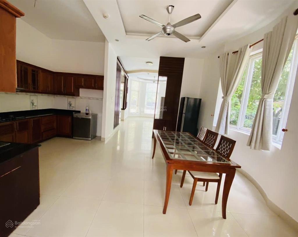 Cho thuê villa sân vườn hồ bơi 215 nguyễn văn hưởng  thảo điền, q2. dt 15x26m giá  70triệu/tháng