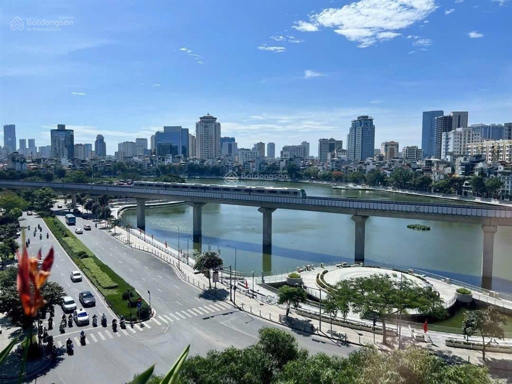 Bán nhà phân lô, ôtô tránh, vỉa hè, view hồ hoàng cầu. 2 thoáng trước sau. dt 155m2 x mt 7.2m. 95tỷ