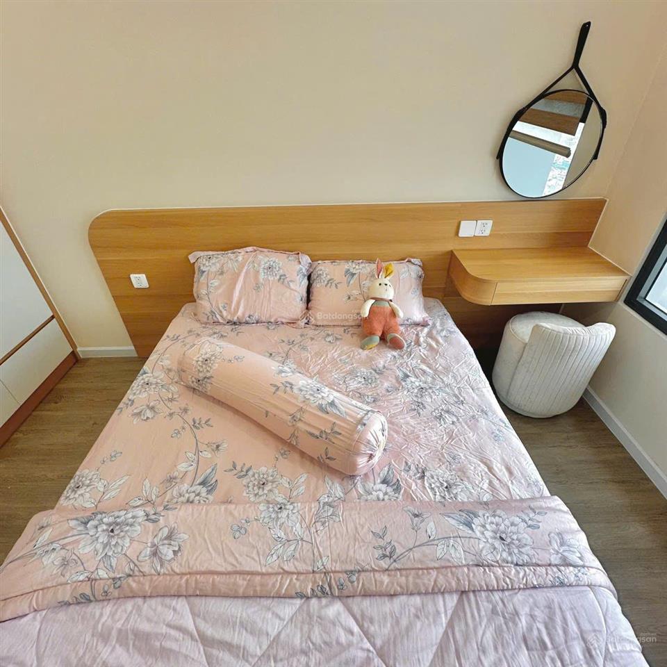 Bán gấp  5,15 tỷ tặng full nội thất  2pn 2wc view q1  0906 468 ***
