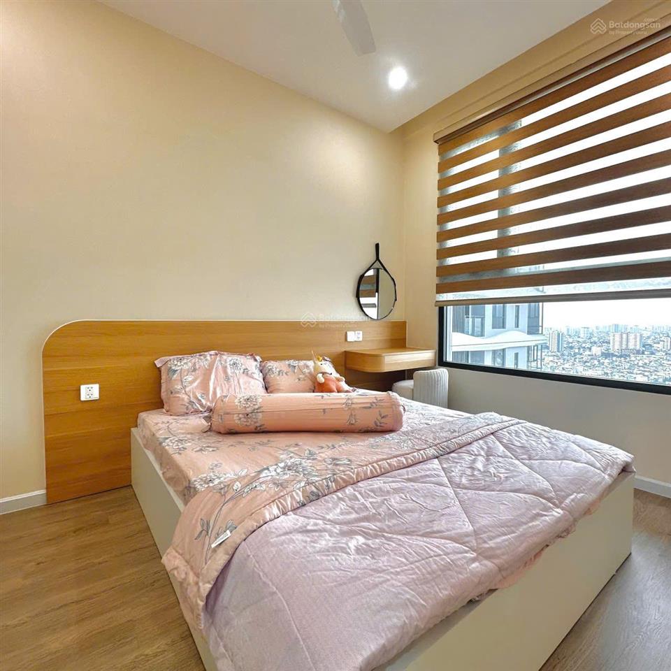 Bán gấp  5,15 tỷ tặng full nội thất  2pn 2wc view q1  0906 468 ***